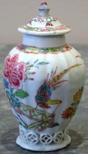 Chinese famille rose tea caddy, 18th C.